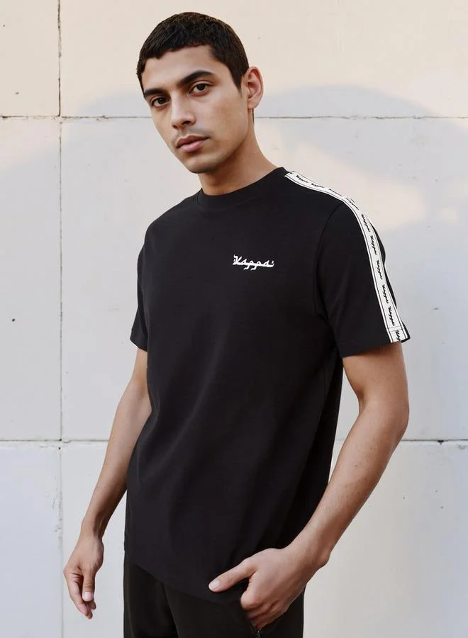 كابا تيشيرت رجالي بطبعة شعار كابا